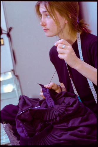 Une costumière durant les répétitions. Carmen. Mes Nicolas Joël. Chorégies d’Orange 2004