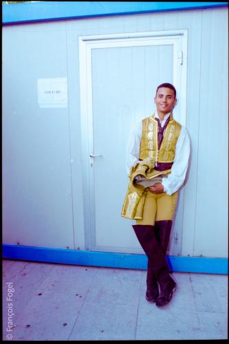 Un figurant durant les répétitions. Carmen. Mes Nicolas Joël. Chorégies d’Orange 2004