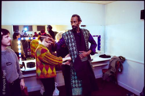 Sotigui Kouyaté dans les loges. Antigone. Théâtre de la Commune 1999