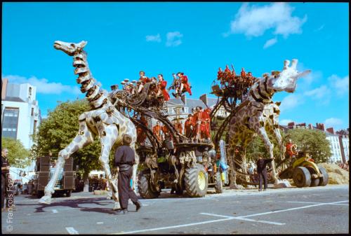 Royal de luxe. Les Chasseurs de girafe. Nantes 2000