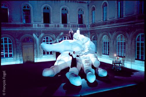 Ubu roi, mise en scène Bernard Sobel. Denis Lavant, Michel Bompoil, Bernard Ferreira. Festival d'Avignon 2002