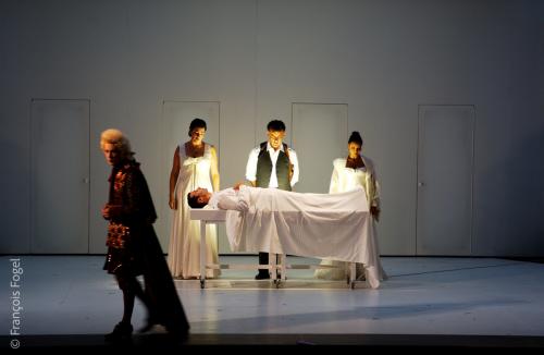 Le balcon, Jean Genet - Peter Eötvös, Mise en scène de Stanislas Nordey. A. Arapian / A. Cook. Festival d'Aix en Provence 2002