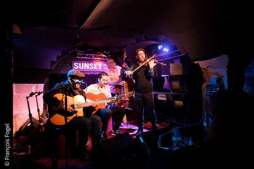 Pierre Kamlo Barré, guitare, chantPablo Robin, guitare rythmiqueJean-Baptiste Frugier, violonJean-Charles Bavouzet, contrebasse