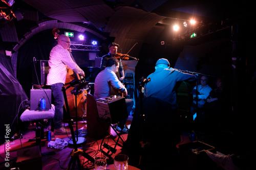 Pierre Kamlo Barré, guitare, chantPablo Robin, guitare rythmiqueJean-Baptiste Frugier, violonJean-Charles Bavouzet, contrebasse