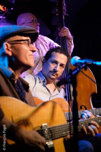 Pierre Kamlo Barré, guitare, chantPablo Robin, guitare rythmiqueJean-Charles Bavouzet, contrebasse