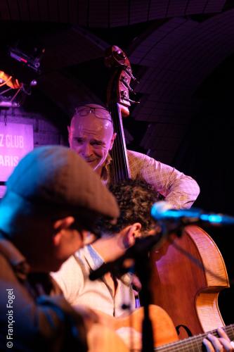 Pierre Kamlo Barré, guitare, chantPablo Robin, guitare rythmiqueJean-Charles Bavouzet, contrebasse
