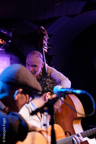Pierre Kamlo Barré, guitare, chantPablo Robin, guitare rythmiqueJean-Charles Bavouzet, contrebasse