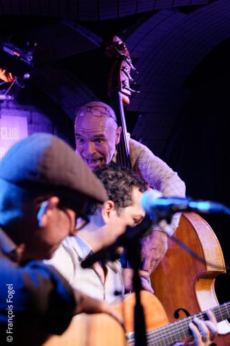 Pierre Kamlo Barré, guitare, chantPablo Robin, guitare rythmiqueJean-Charles Bavouzet, contrebasse
