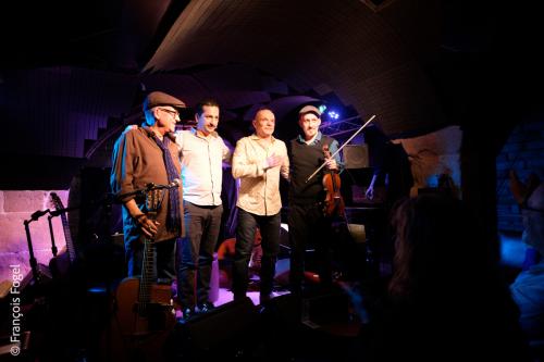 Pierre Kamlo Barré, guitare, chantPablo Robin, guitare rythmiqueJean-Baptiste Frugier, violonJean-Charles Bavouzet, contrebasse