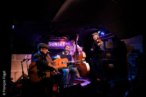 Pierre Kamlo Barré, guitare, chantPablo Robin, guitare rythmiqueJean-Baptiste Frugier, violonJean-Charles Bavouzet, contrebasse