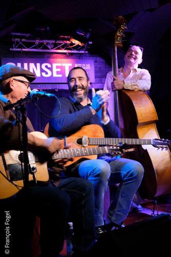 Pierre Kamlo Barré, guitare, chantJean-Baptiste Frugier, violonJean-Charles Bavouzet, contrebasseGuest : Hervé Pouliquen, guitare