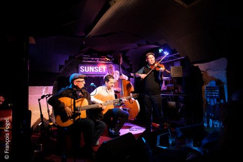 Pierre Kamlo Barré, guitare, chantPablo Robin, guitare rythmiqueJean-Baptiste Frugier, violonJean-Charles Bavouzet, contrebasse