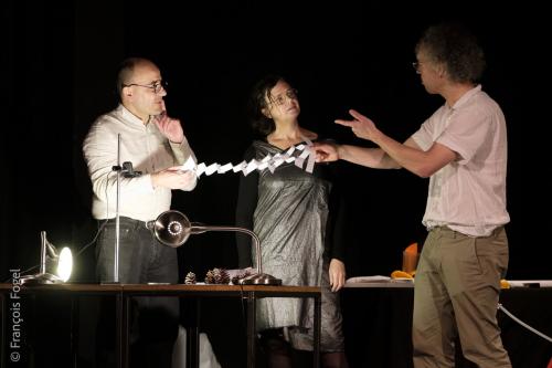 Des savants sur les planches