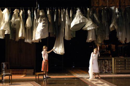 Amélie Denarié, Emeline Bayart. Le révizor. Mes Christophe Rauck. Théâtre du peuple, Bussang 2006